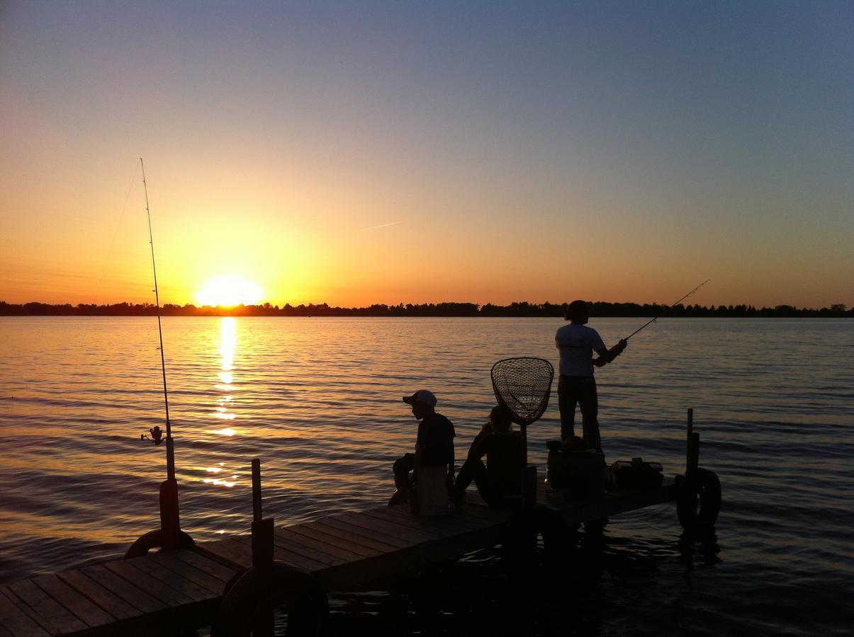 Lagoon City Lake Dalrymple Resort الغرفة الصورة